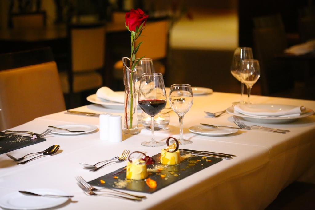 Mds Hotel Calama Ngoại thất bức ảnh A restaurant table set for fine dining