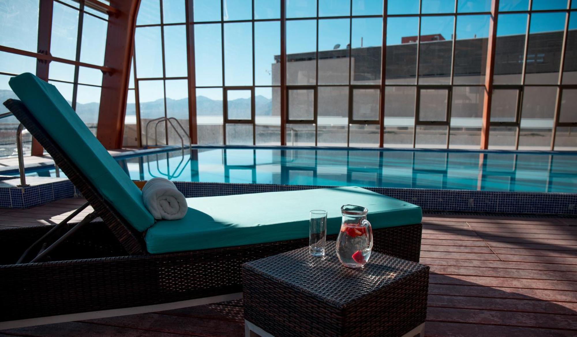 Mds Hotel Calama Ngoại thất bức ảnh The swimming pool at the hotel