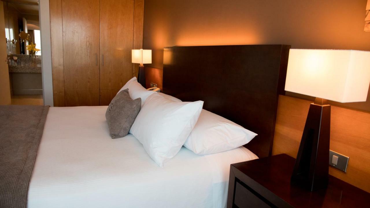 Mds Hotel Calama Ngoại thất bức ảnh A bed with pillows